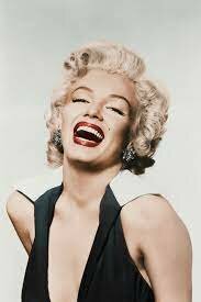 Marilyn Monroe dies
