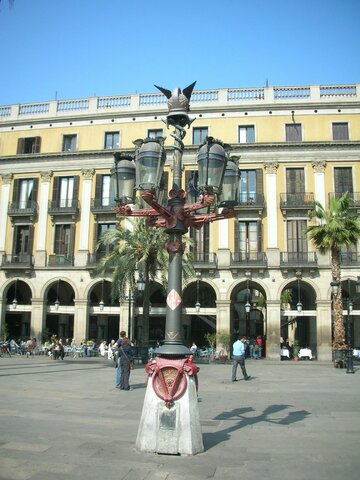 By assignment of the mayor of Barcelona, he carries out the lampposts of the Plaça Reial.