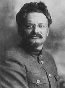 Trotsky organizes Red Guard to defend Petrograd