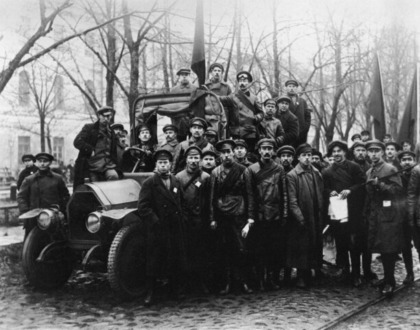 Trotsky Organizes Red Guard to Defend Petrograd