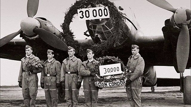 Adolf Hitler crea la Legión Cóndor para ayudar a los franquistas.