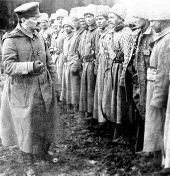 Trotsky organizes Red Guard to defend Petrograd