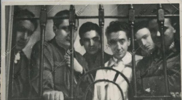 La Falange es declarada ilegal y su líder, José Antonio Primo de Rivera, encarcelado.