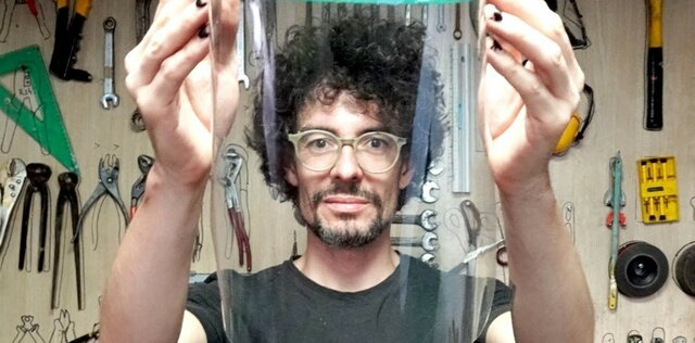 Coronavirus en Argentina: el diseñador industrial que fabrica máscaras con tapitas de botellas https://www.clarin.com/zonales/coronavirus-argentina-disenador-industrial-fabrica-mascaras-tapitas-botellas_0_UKcerG8Va.html