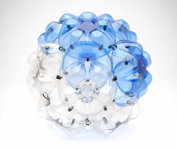 Con el argentino Alejandro Sarmiento, que diseña objetos domésticos con materiales de descarte