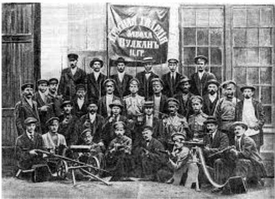 Trotsky organizes Red Guard to defend Petrograd