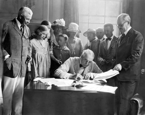 President Harding signs a Congressional resolution for peace with the world