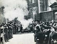 Trotsky organizes Red Guard to defend Petrograd