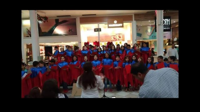 Apresentou um coral natalino no Shopping Aquarius