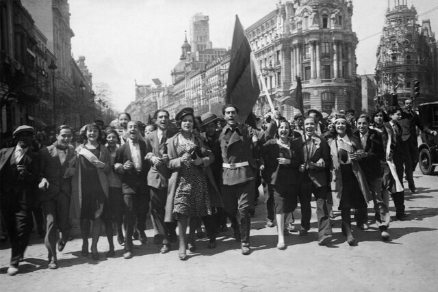 Se proclama la II República.