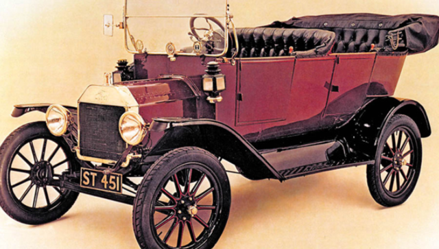 Aparece el primer automóvil sedan.