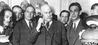 Lerroux se ve obligado a dimitir tras el escándalo del estraperlo.