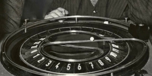 Lerroux se ve obligado a dimitir tras el escándalo del estraperlo.