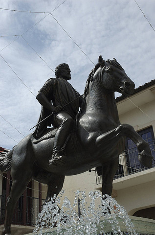 Hernando de Soto landed in Flordia, he was in seach in gold.