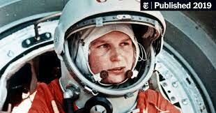 Primera mujer viaja al espacio exterior.