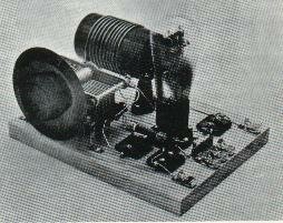 Heinrich Hertz inventa el primer transmisor de radio.