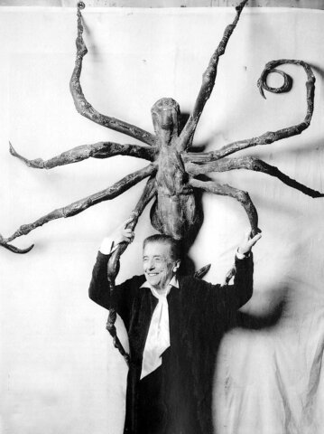 Louise Bourgeois crea les seves aranyes
