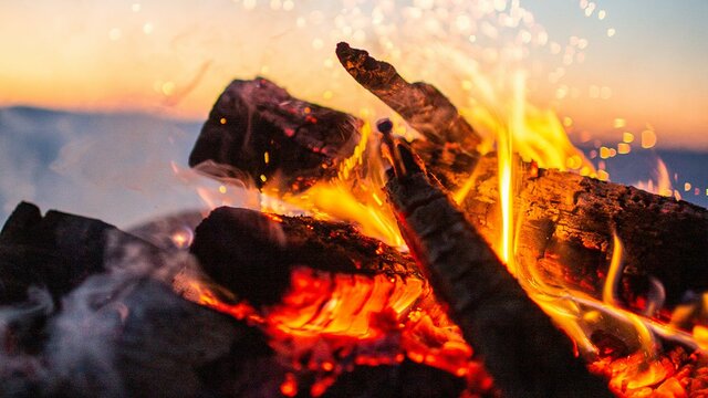 Fernando VII llega a España e instaura el absolutismo.