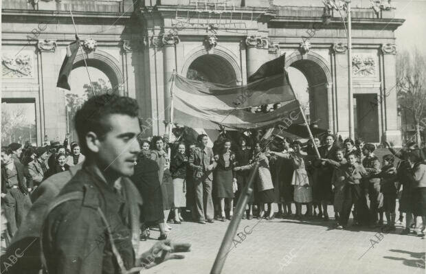 Las tropas nacionales entran en Madrid sin resistencia