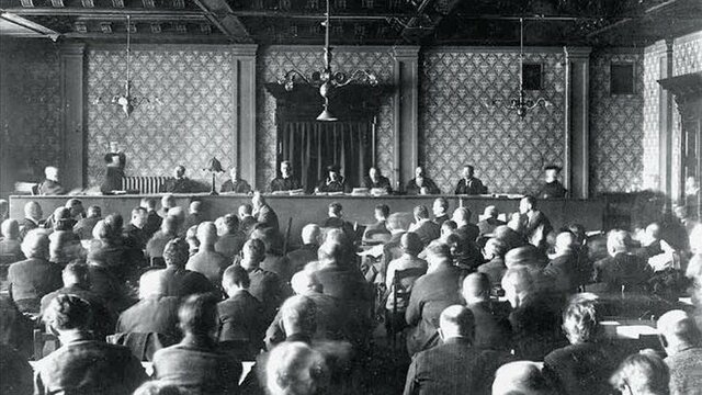 ADOLF HITLER SALE DE PRISIÓN