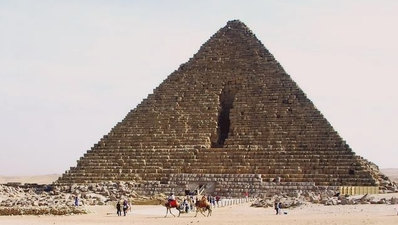 Se inicia la construcción de la pirámide de Micerinos