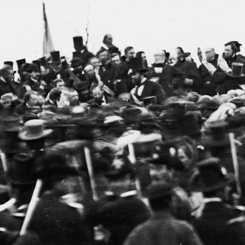 Lincoln Gives His Gettysburg Address