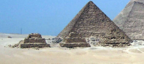 Se inicia la construcción de la pirámide de Micerinos