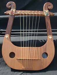 Lira (Antecesora de la guitarra).