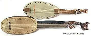 Siglo XIII. Primera versión de la Guitarra.