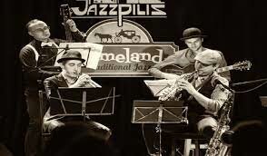 Motivo de la creación de la guitarra eléctrica.