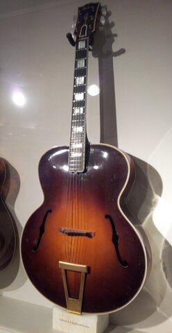 Creación de la primera guitarra amplificada (Marca Gibson modelo L-5)