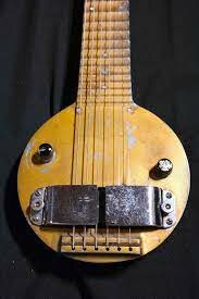 Comercialización de las primeras guitarras eléctricas.