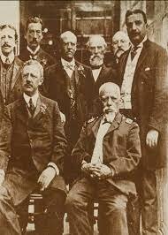 ras la revolución liberal y el auge del cacao entre 1896 y 1914 en Guayaquil se crean al menos 25 sociedades