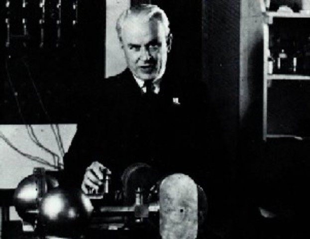 Millikan discovers the charge of an electron