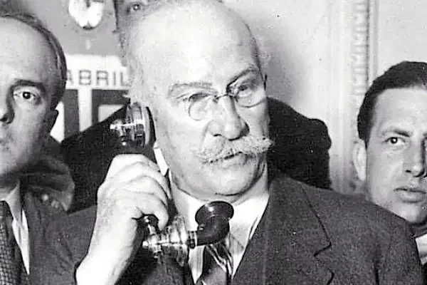 Lerroux se ve obligado a dimitir tras el escándalo del estraperlo.