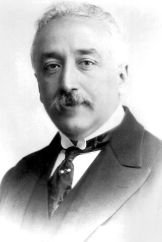 Alcalá Zamora es destituido como Presidente de la República. Manuel Azaña, nuevo presidente.