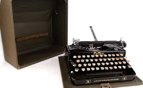 Máquinas de escribir pequeñas y portatiles.