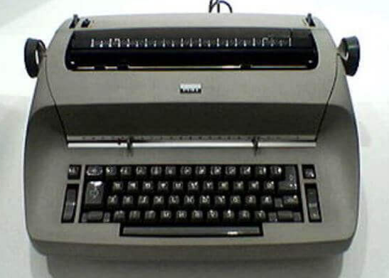 Primera máquina de escribir electrónica con memoria y banda magnética.