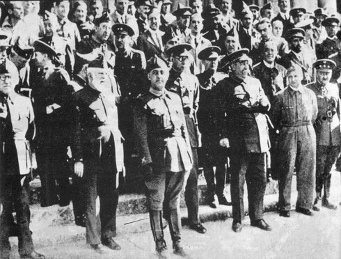 Organización en Salamanca la Junta de defensa Nacional. Franco nombrado generalísimo de los ejércitos y jefe de Estado.