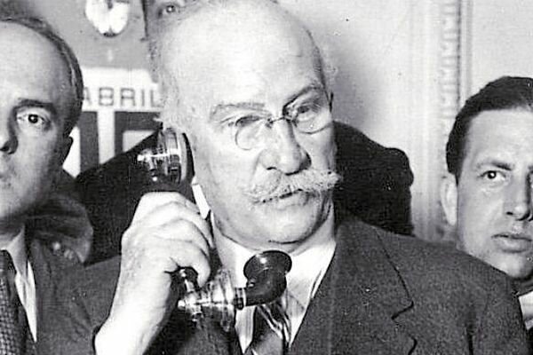 Lerroux se ve obligado a dimitir tras el escándalo del estraperlo.