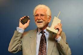 1973 Martin Cooper y la primera llamada telefónica móvil de la historia