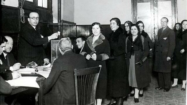 Elecciones generales en las que vence el centro derecha (CEDA y radicales). Se forma un gobierno presidido por Alejandro Lerroux (Partido Radical).