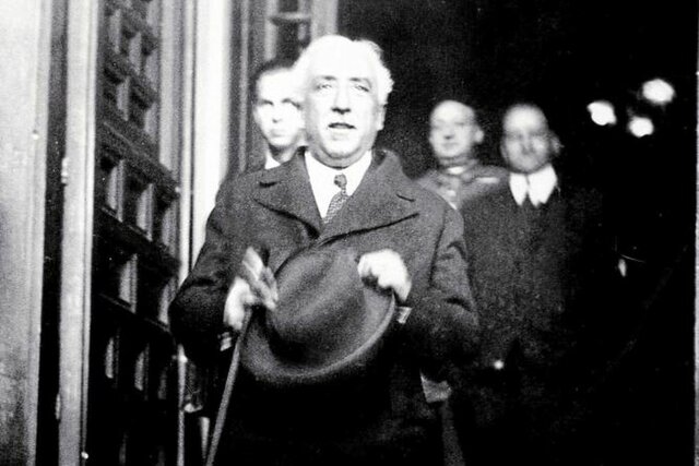 Alcalá Zamora es destituido como Presidente de la República. Manuel Azaña, nuevo Presidente de la República.