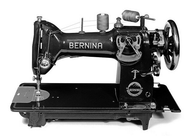 primera máquina de coser computerizada