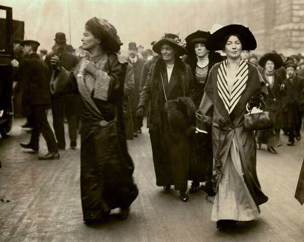 Se conforma el movimiento de las sufragistas