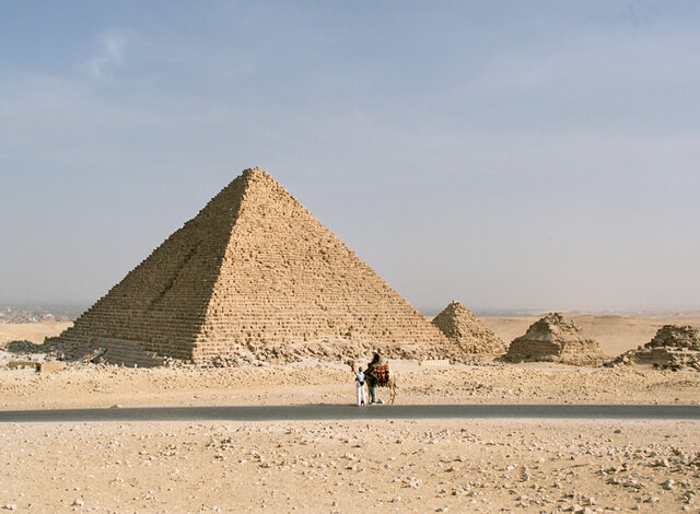 Se inicia la construcción de la pirámide de Micerinos
