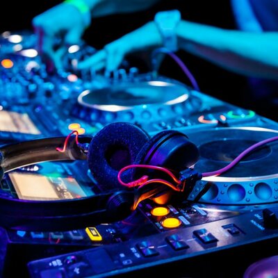 Timeline: AA19-S11: Música electrónica