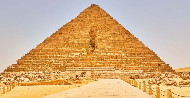 Se inicia la construcción de la pirámide de Micerinos