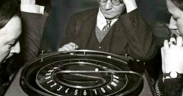 Lerroux se ve obligado a dimitir tras el escándalo del estraperlo