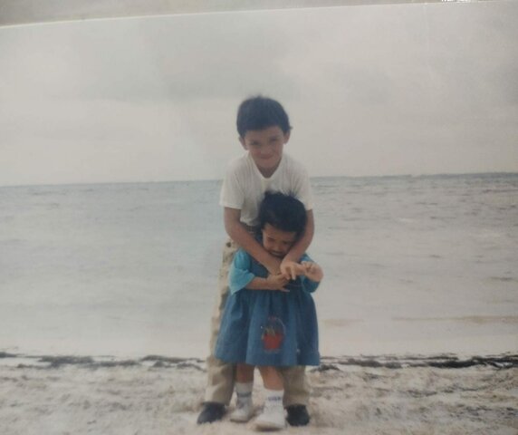 Llorando porque no quería fotos con mi hermano